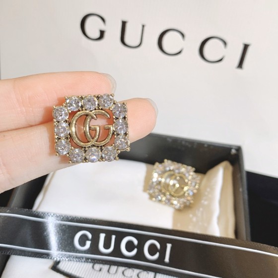 Exquisite Craftsmanship, Superior Quality, and Stylish Fashion Accessories for Women