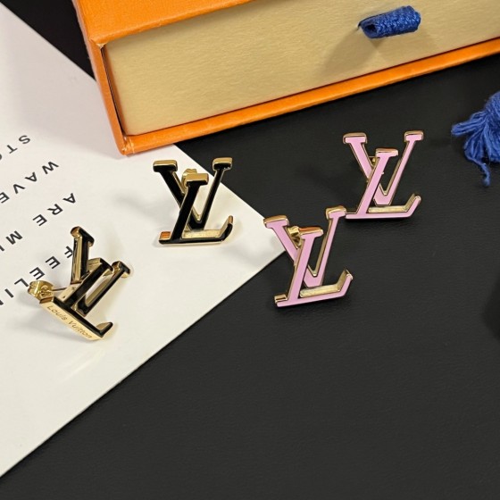 Exquisite Craftsmanship, Superior Quality, and Stylish Fashion Accessories for Women