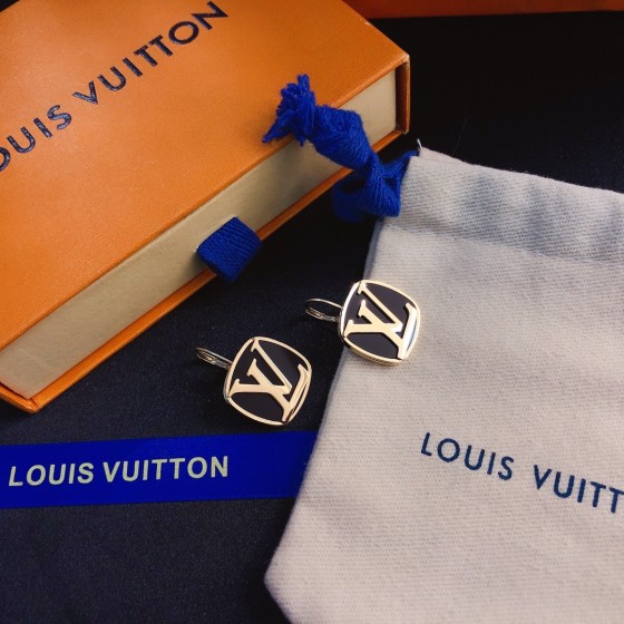 Exquisite Craftsmanship, Superior Quality, and Stylish Fashion Accessories for Women