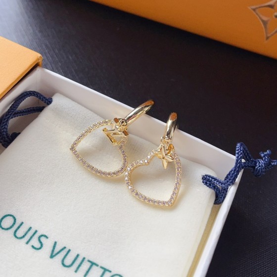 Exquisite Craftsmanship, Superior Quality, and Stylish Fashion Accessories for Women