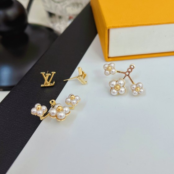 Exquisite Craftsmanship, Superior Quality, and Stylish Fashion Accessories for Women