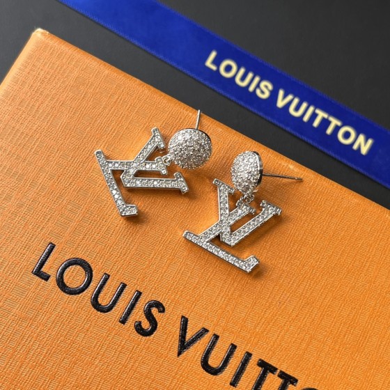 Exquisite Craftsmanship, Superior Quality, and Stylish Fashion Accessories for Women