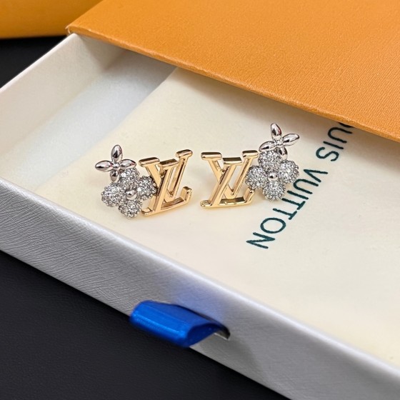 Exquisite Craftsmanship, Superior Quality, and Stylish Fashion Accessories for Women