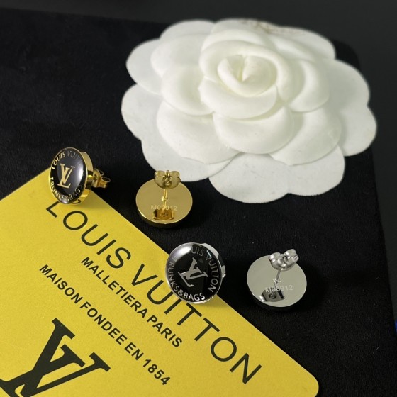 Exquisite Craftsmanship, Superior Quality, and Stylish Fashion Accessories for Women