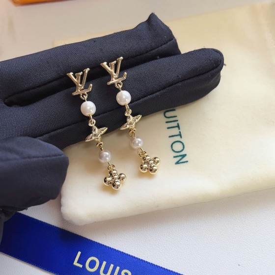 Exquisite Craftsmanship, Superior Quality, and Stylish Fashion Accessories for Women