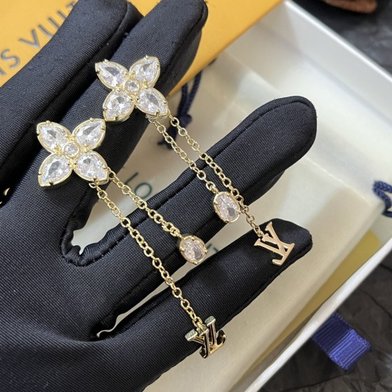 Exquisite Craftsmanship, Superior Quality, and Stylish Fashion Accessories for Women