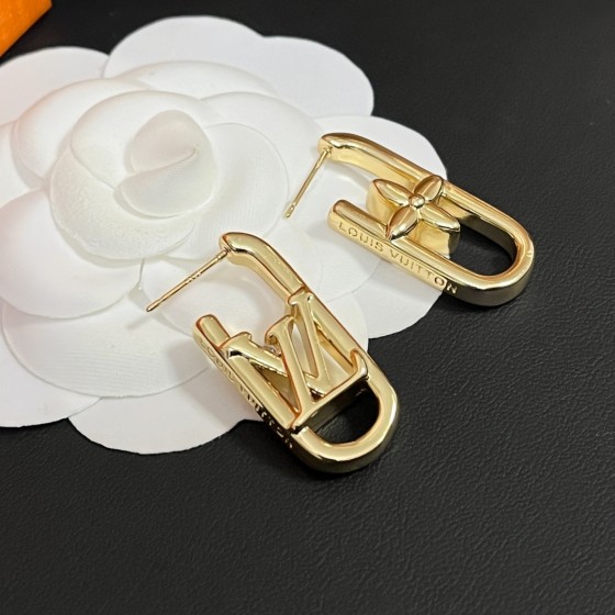 Exquisite Craftsmanship, Superior Quality, and Stylish Fashion Accessories for Women