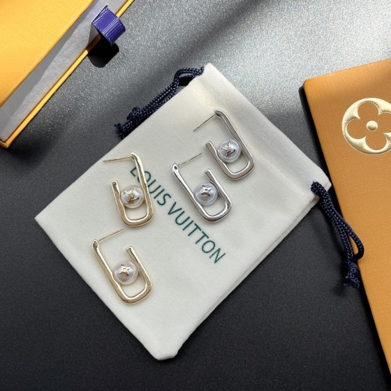 Exquisite Craftsmanship, Superior Quality, and Stylish Fashion Accessories for Women