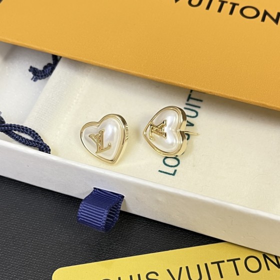 Exquisite Craftsmanship, Superior Quality, and Stylish Fashion Accessories for Women