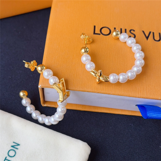 Exquisite Craftsmanship, Superior Quality, and Stylish Fashion Accessories for Women