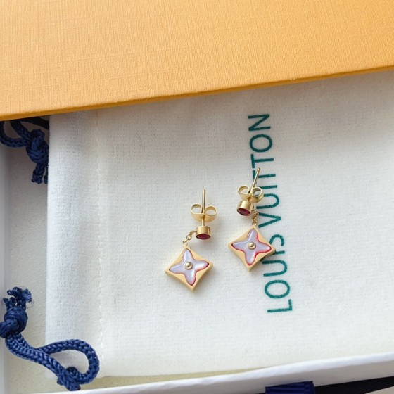 Exquisite Craftsmanship, Superior Quality, and Stylish Fashion Accessories for Women