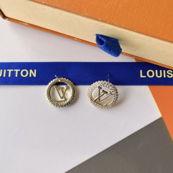 Exquisite Craftsmanship, Superior Quality, and Stylish Fashion Accessories for Women