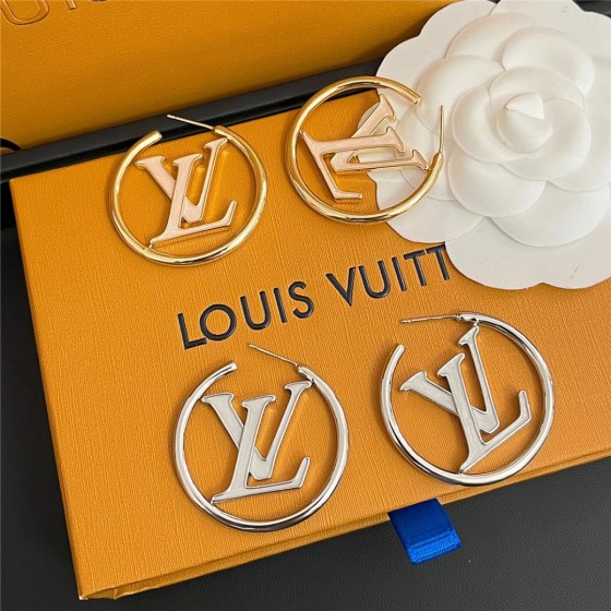 Exquisite Craftsmanship, Superior Quality, and Stylish Fashion Accessories for Women