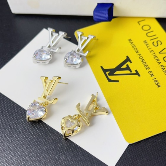 Exquisite Craftsmanship, Superior Quality, and Stylish Fashion Accessories for Women