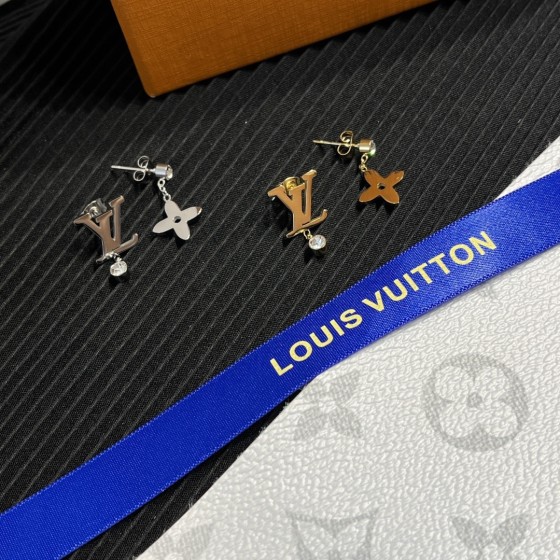 Exquisite Craftsmanship, Superior Quality, and Stylish Fashion Accessories for Women