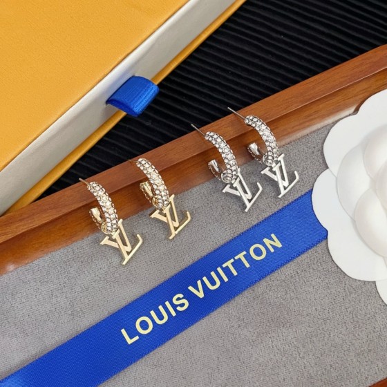 Exquisite Craftsmanship, Superior Quality, and Stylish Fashion Accessories for Women