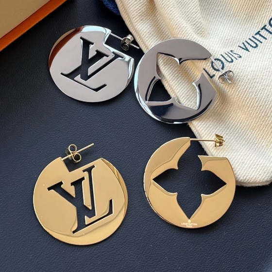 Exquisite Craftsmanship, Superior Quality, and Stylish Fashion Accessories for Women