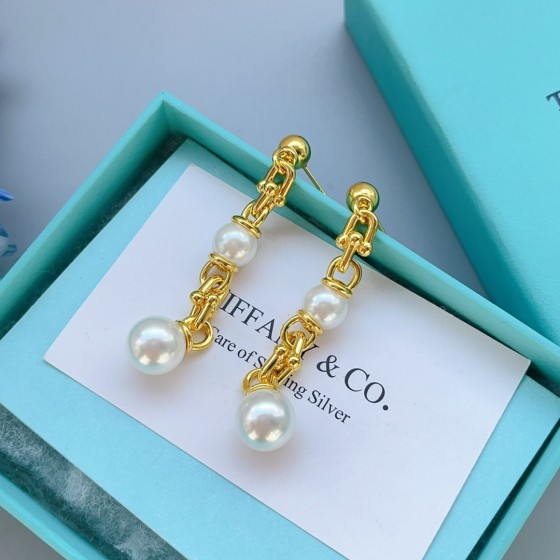 Exquisite Craftsmanship, Superior Quality, and Stylish Fashion Accessories for Women