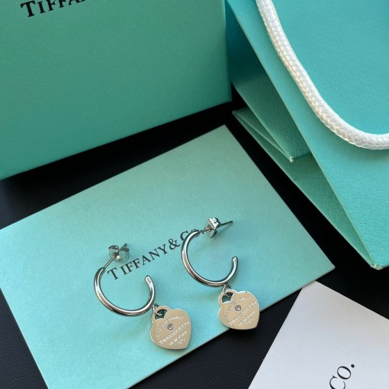 Exquisite Craftsmanship, Superior Quality, and Stylish Fashion Accessories for Women