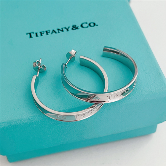 Exquisite Craftsmanship, Superior Quality, and Stylish Fashion Accessories for Women