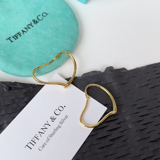 Exquisite Craftsmanship, Superior Quality, and Stylish Fashion Accessories for Women