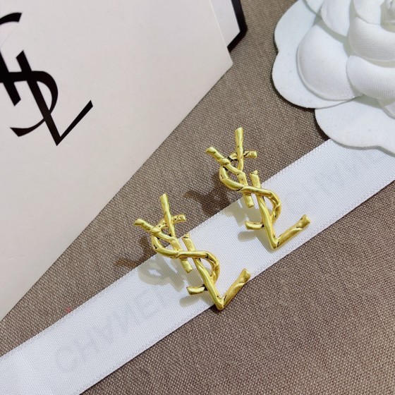 Exquisite Craftsmanship, Superior Quality, and Stylish Fashion Accessories for Women