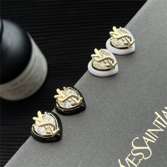 Exquisite Craftsmanship, Superior Quality, and Stylish Fashion Accessories for Women