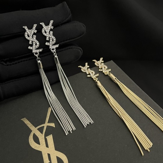 Exquisite Craftsmanship, Superior Quality, and Stylish Fashion Accessories for Women