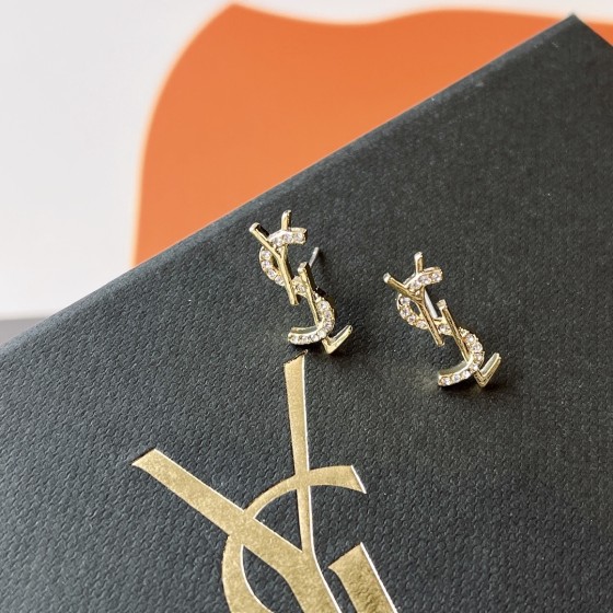 Exquisite Craftsmanship, Superior Quality, and Stylish Fashion Accessories for Women